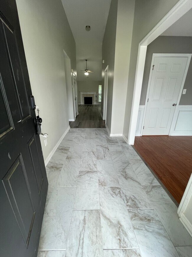 Foto del edificio - 2068 Lake Forest Dr