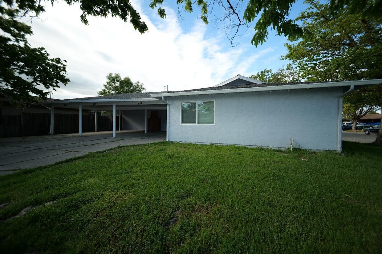 Primary Photo - 455 Esperanza Way