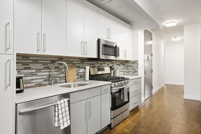 Building Photo - 651 Metropolitan Ave