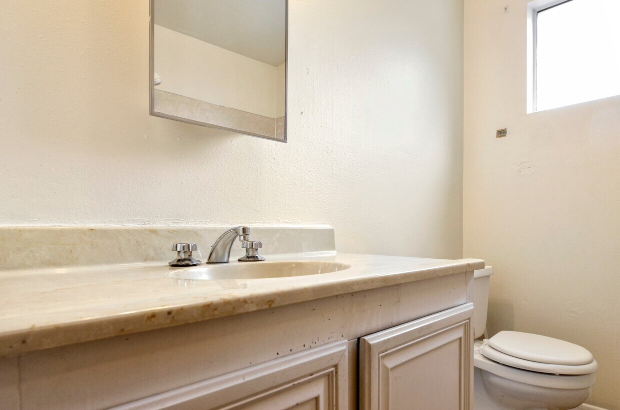 Foto principal - Spacious Loft-Style Unit Across from Fairw...
