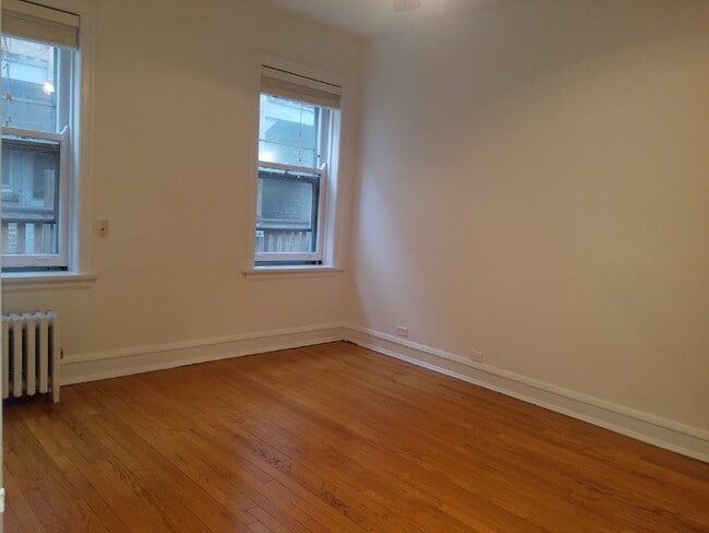 Building Photo - 1649 W Touhy Ave