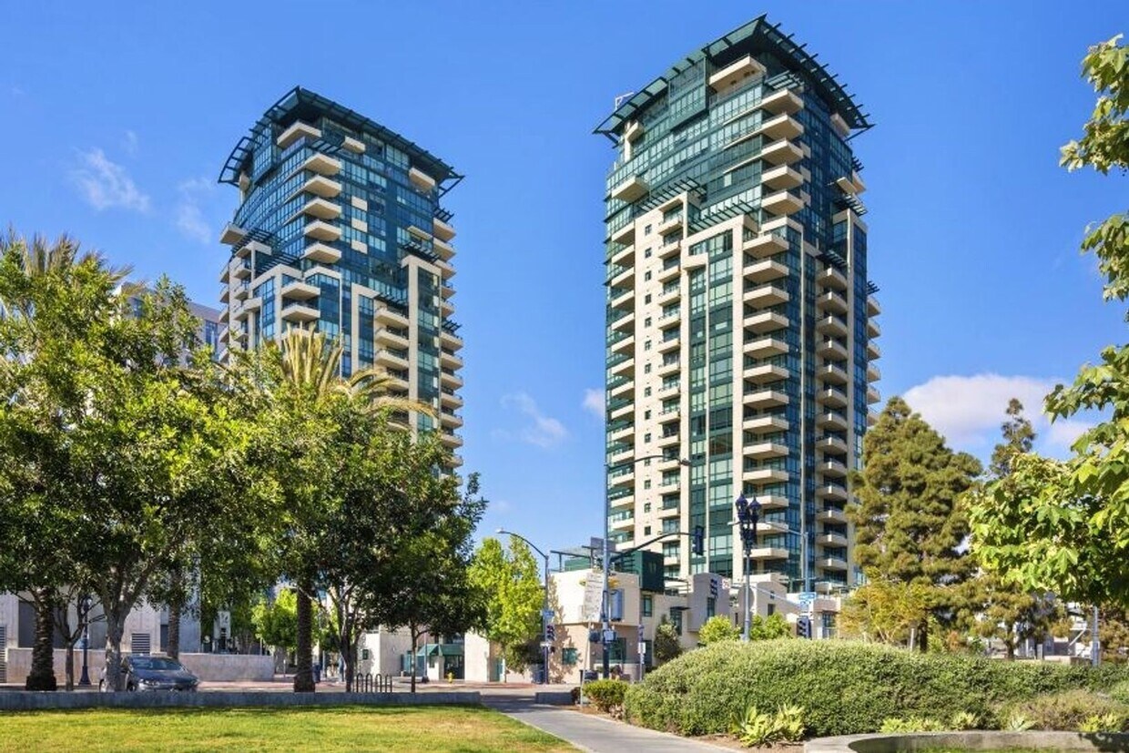 Foto principal - Modern 2 Bed, 2 Bath Condo in the Heart of...