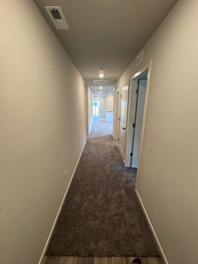 Foto del edificio - Must See 3 Bedroom with Fenced Yard!