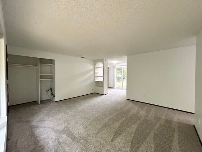 Building Photo - Bright and Open 3 Bed, 1 Bath House!