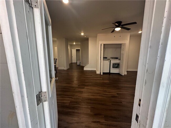 Foto del edificio - 370 Crestbrook Ln