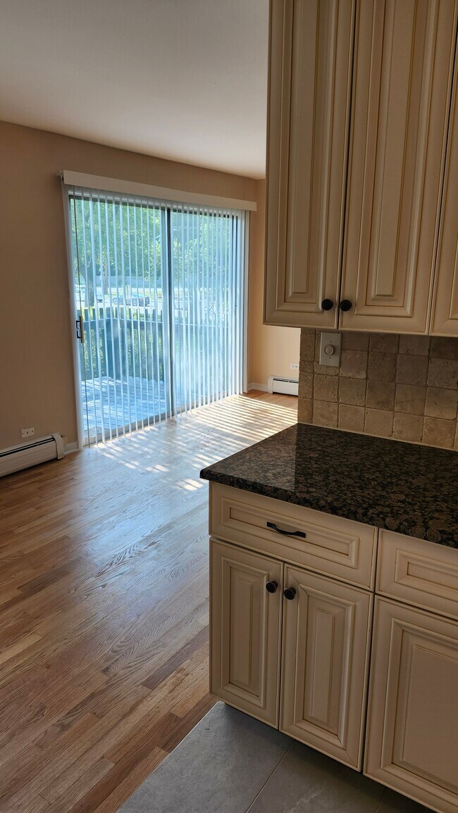 Foto del edificio - 928 E Old Willow Rd