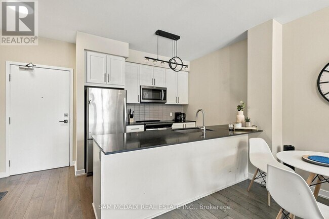 Photo du bâtiment - 4055 Parkside Village Dr