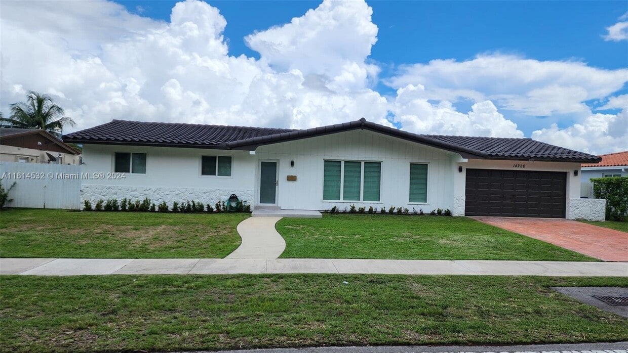 Primary Photo - 14226 Kendale Lakes Blvd