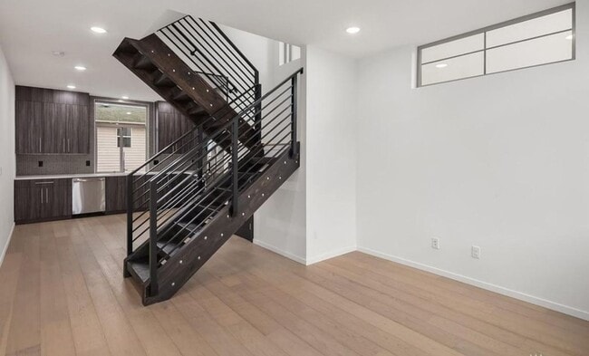 Building Photo - Updated West Seattle 3BR Townhome with Rooftop Deck!