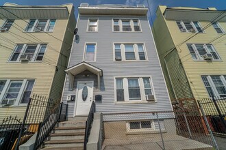 Building Photo - 422 Woodside Ave