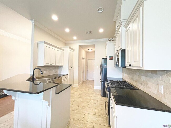Building Photo - 3 Bedroom House in Gated Community| Community Pool