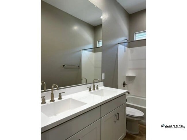 Building Photo - Lovely Apartment available