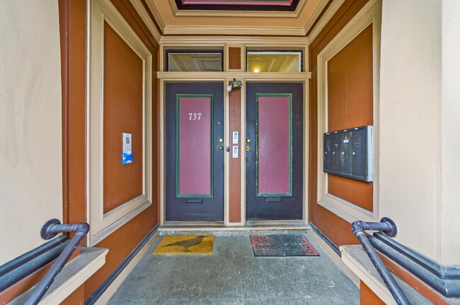 Building Photo - 735 Clayton St