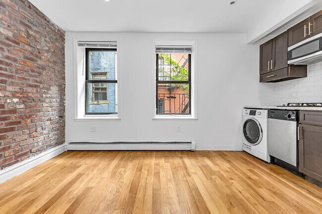 Foto del edificio - 325 E 10th St