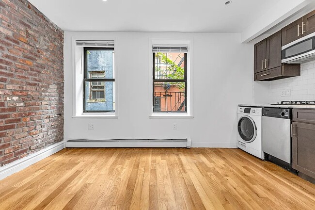 Building Photo - 325 E 10th St