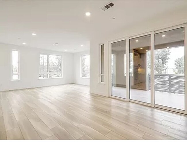 Building Photo - $4000 - THE MOST GORGEOUS THREE BEDROOM HO...