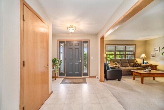 Building Photo - 1106 Tamarack Way