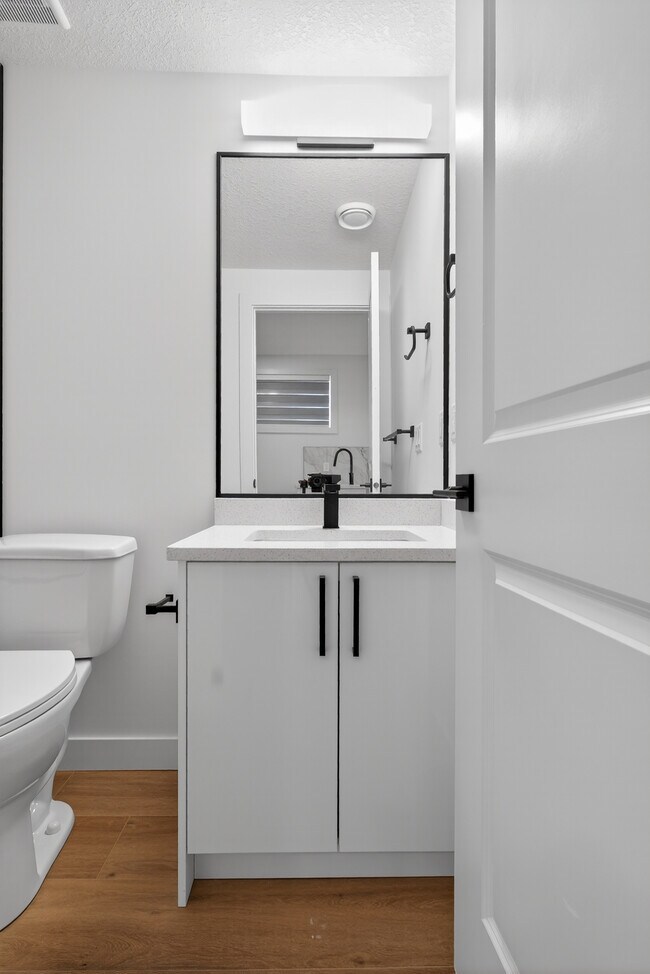 Photo du bâtiment - 13538 110a Ave NW