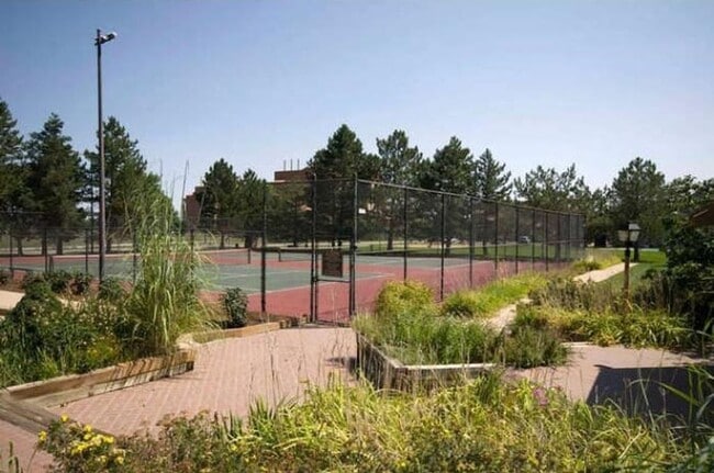Building Photo - Charming 2-Bedroom Condo Just Steps from C...