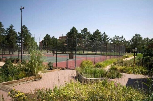 Foto del edificio - Charming 2-Bedroom Condo Just Steps from C...