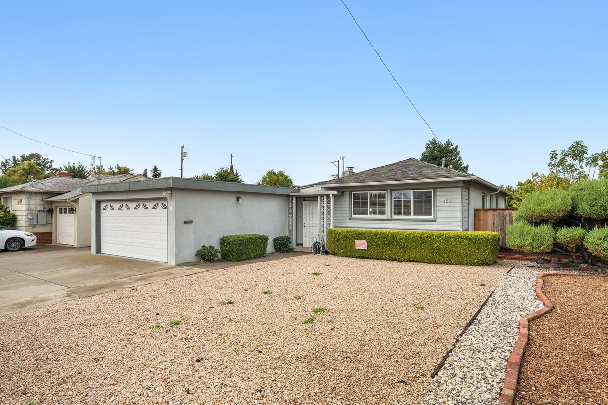 Primary Photo - Charming three bed room home offering comf...