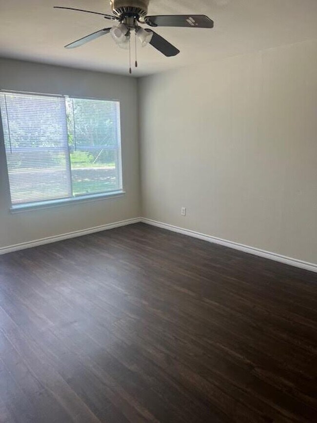 Building Photo - 2 bedroom townhome in Moody, Texas.