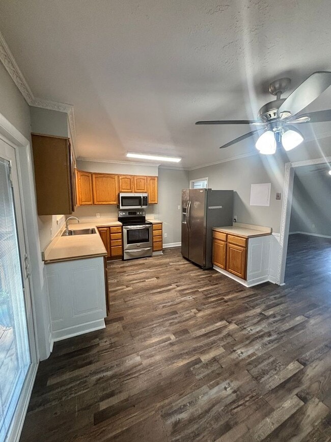 Building Photo - Newly Updated 4bd/3bth in Seymour!