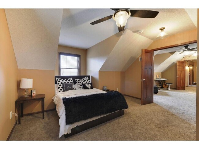 Building Photo - Woodbury, Stylish & Spacious Home Near Sho...