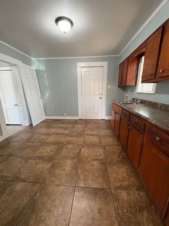 Foto del edificio - Nice house on large lot with low traffic