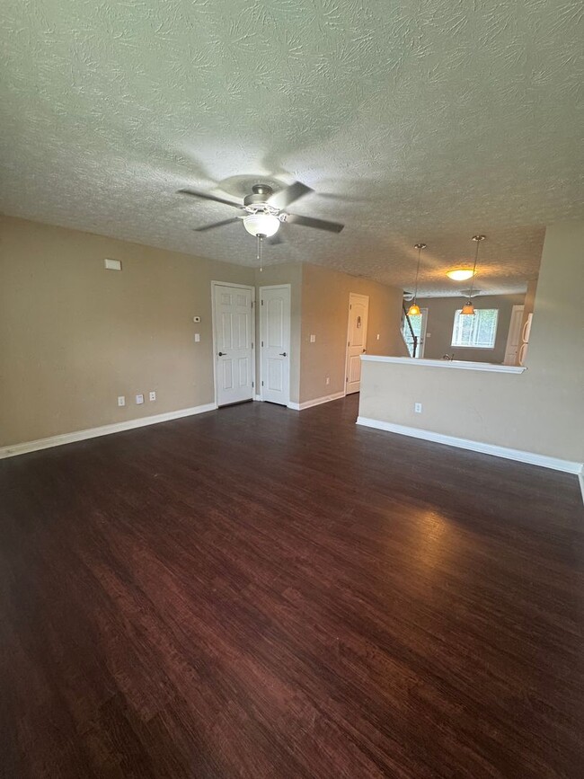 Building Photo - 3 Bedroom Single Family Home