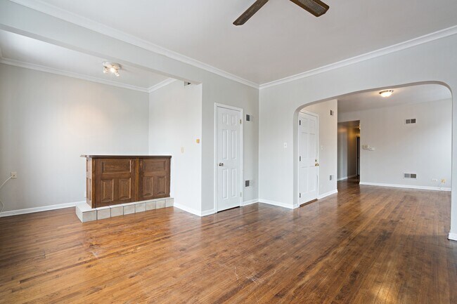 Building Photo - 2856 N Southport Ave