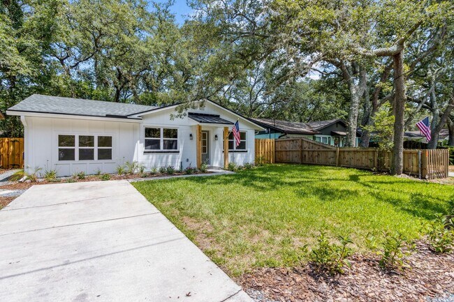 Building Photo - Amelia Island Cottage - Completely renovated