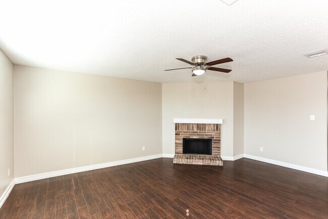 Building Photo - 621 Almandora Dr