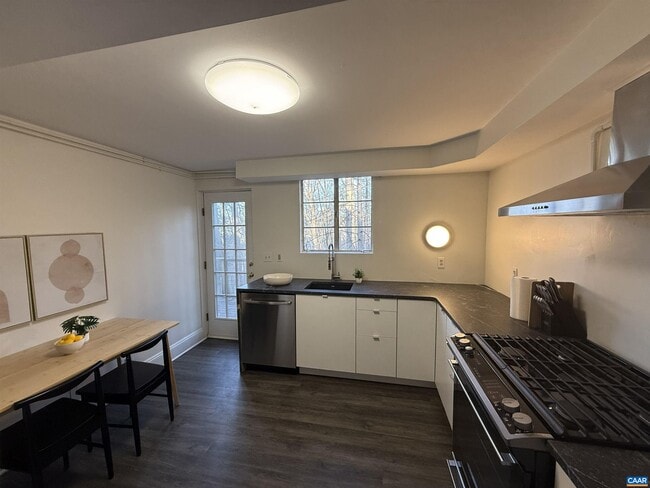 Foto del edificio - 2709 Eton Rd