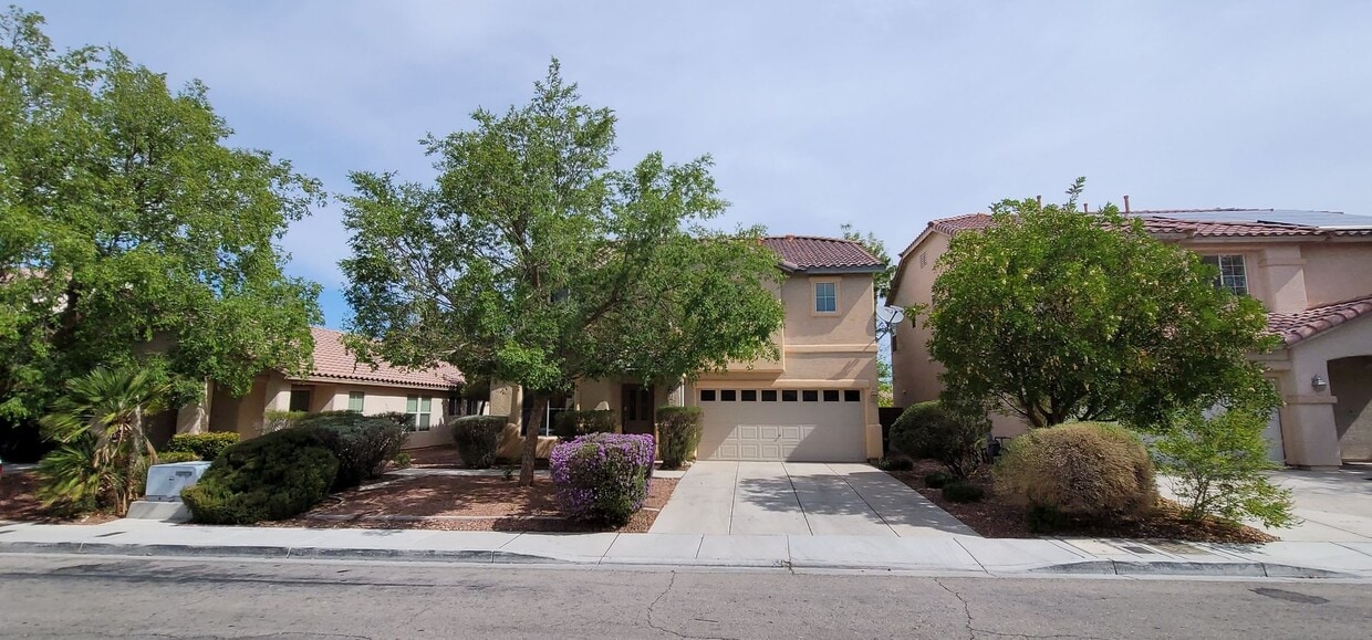 Foto principal - Beautiful former Model Home located near S...