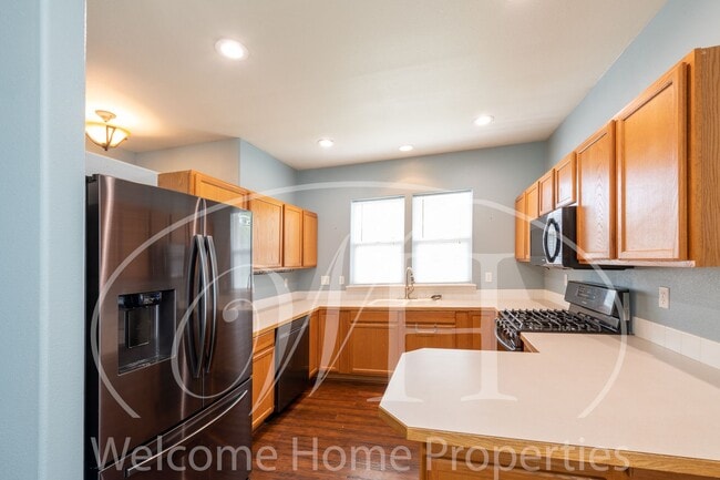 Building Photo - Beautiful 3 Bedroom Home With Fenced Backy...