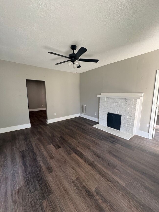 Building Photo - A charming 3-bedroom, 2 bath House