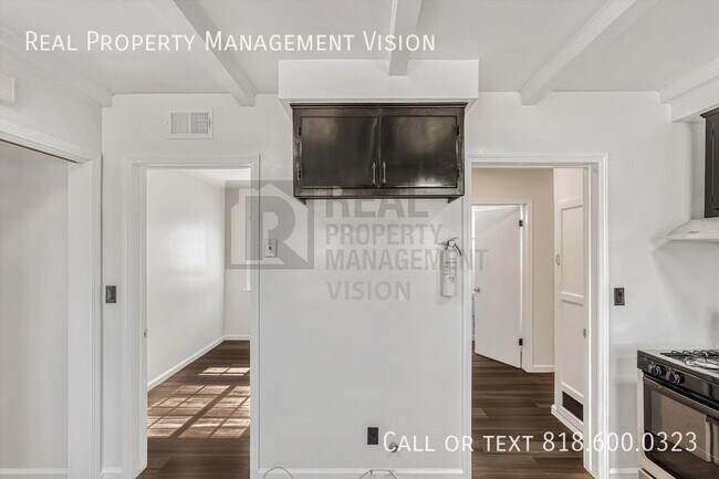 Building Photo - 3 bedroom, 2 bathroom single-family home w...