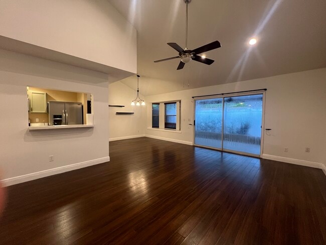 Building Photo - 755 Cove Way