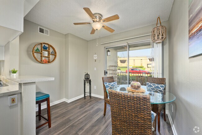 2 habitaciones, 2 baños, 1060 pies cuadrados, comedor - Dakota Creek Apartment Homes