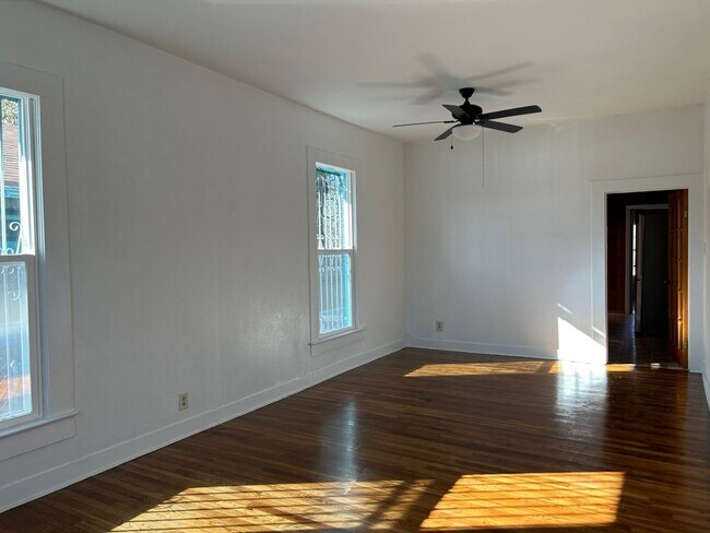Foto del edificio - 2BED/2BATH Charming Home Minutes from Down...