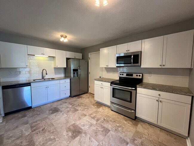 Foto del edificio - Charming Renovated 4 Bedroom Home