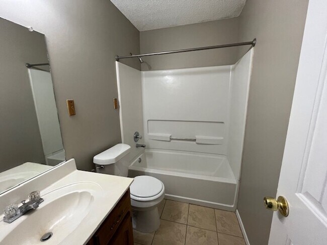 Building Photo - Renovated 4 Bedroom 2 Bath Home for Rent!!