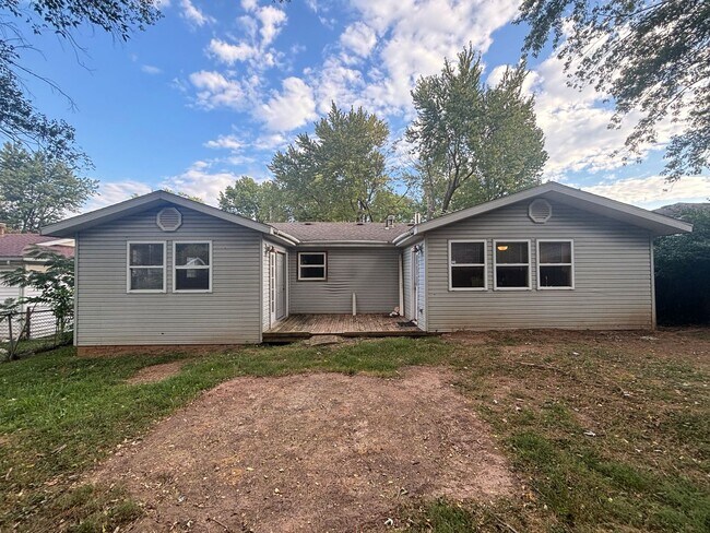 Building Photo - Spacious 3 bedroom 1.5 bath 1 car garage