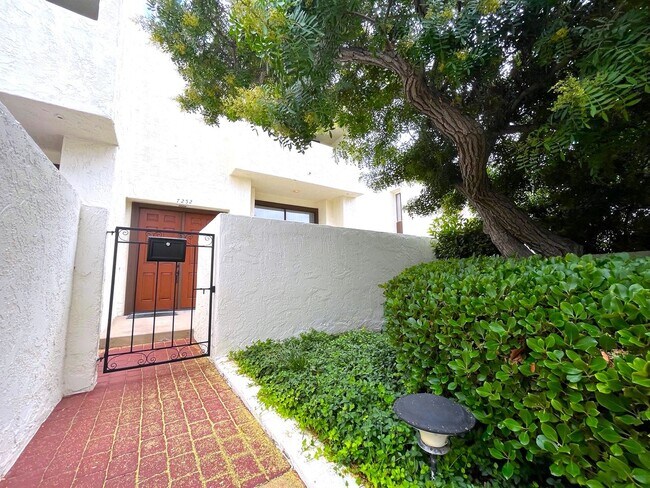 Foto del edificio - Great townhome in Del Cerro!