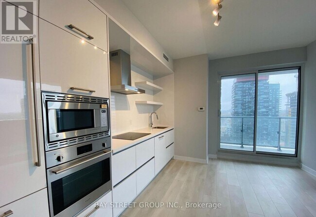 Building Photo - 2221 Yonge St