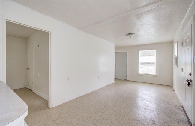 Building Photo - 303 Donatto Dr