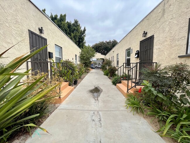 Building Photo - 1155 N Ravenna Ave