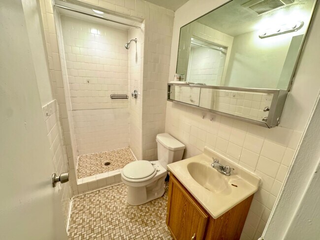 Foto del edificio - BROOKLINE 2 BED/2 BATH WITH DISHWASHER!  CLOSE TO WASHINGTON SQUARE!