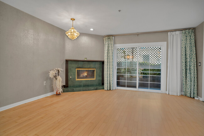 Attractive living room - 1976 Waltonia Dr